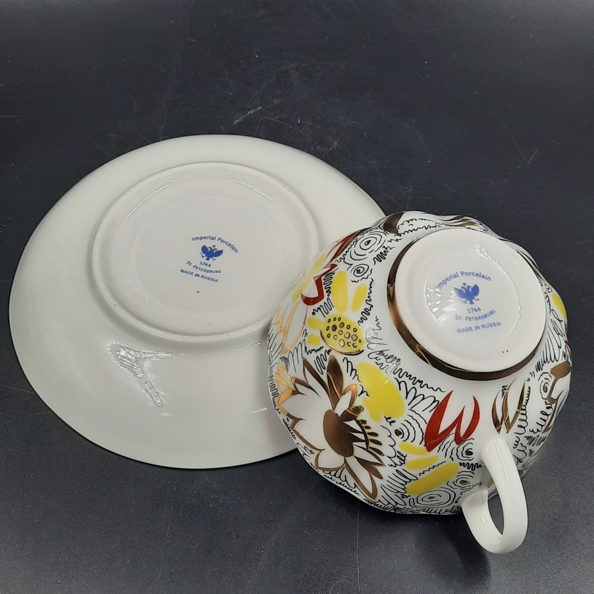 Пара чайная "Золотые ромашки", автор формы "Тюльпан" С.Е. Яковлева, автор росписи Л.И. Григорьева, фарфор, деколь, золочение, Ленинградский фарфоровый завод (ЛФЗ), СССР, 2006-2025 гг.