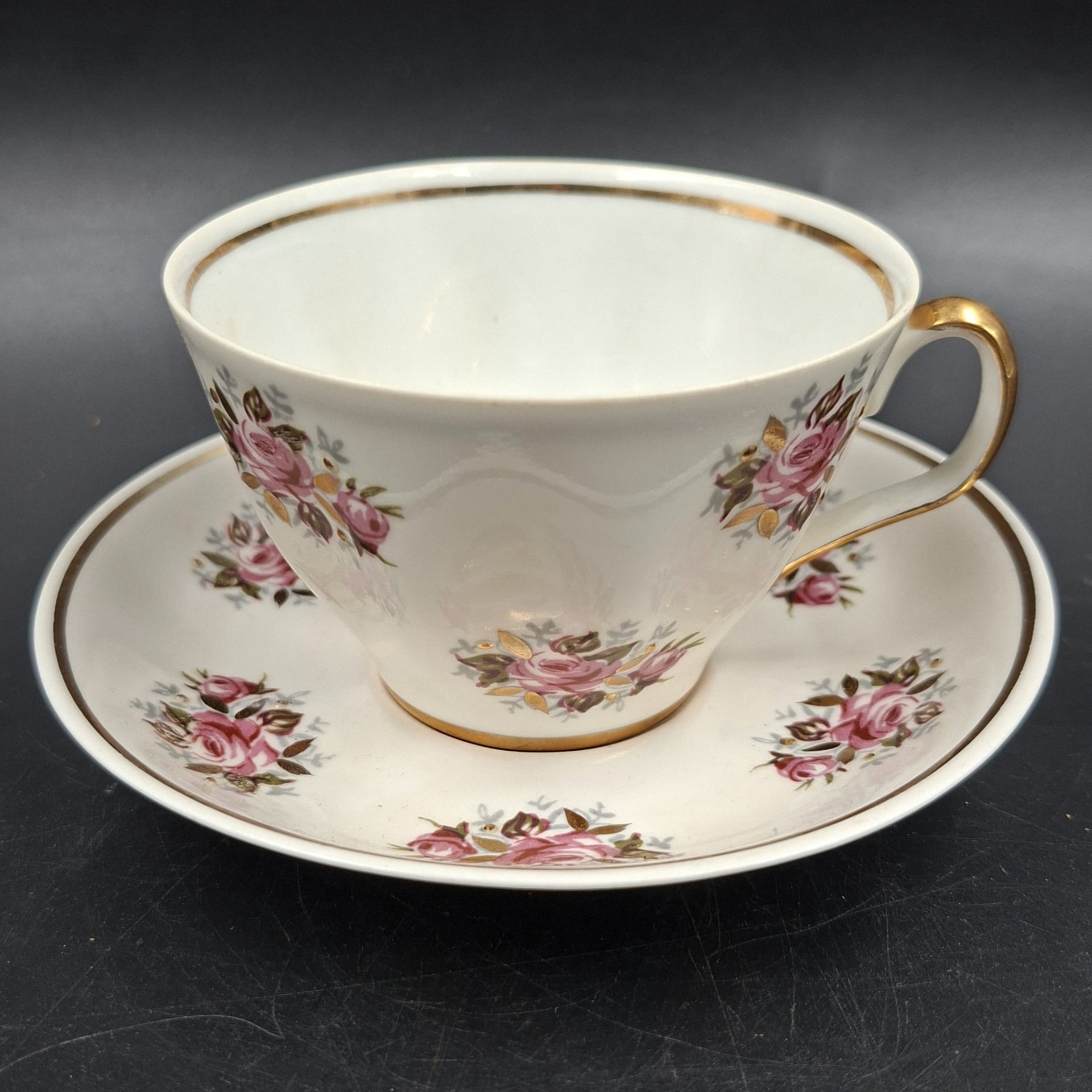 Пара чайная с декором в виде роз, фарфор, деколь, золочение, Рижский фарфорово-фаянсовый завод, СССР, 1960-1980 гг.