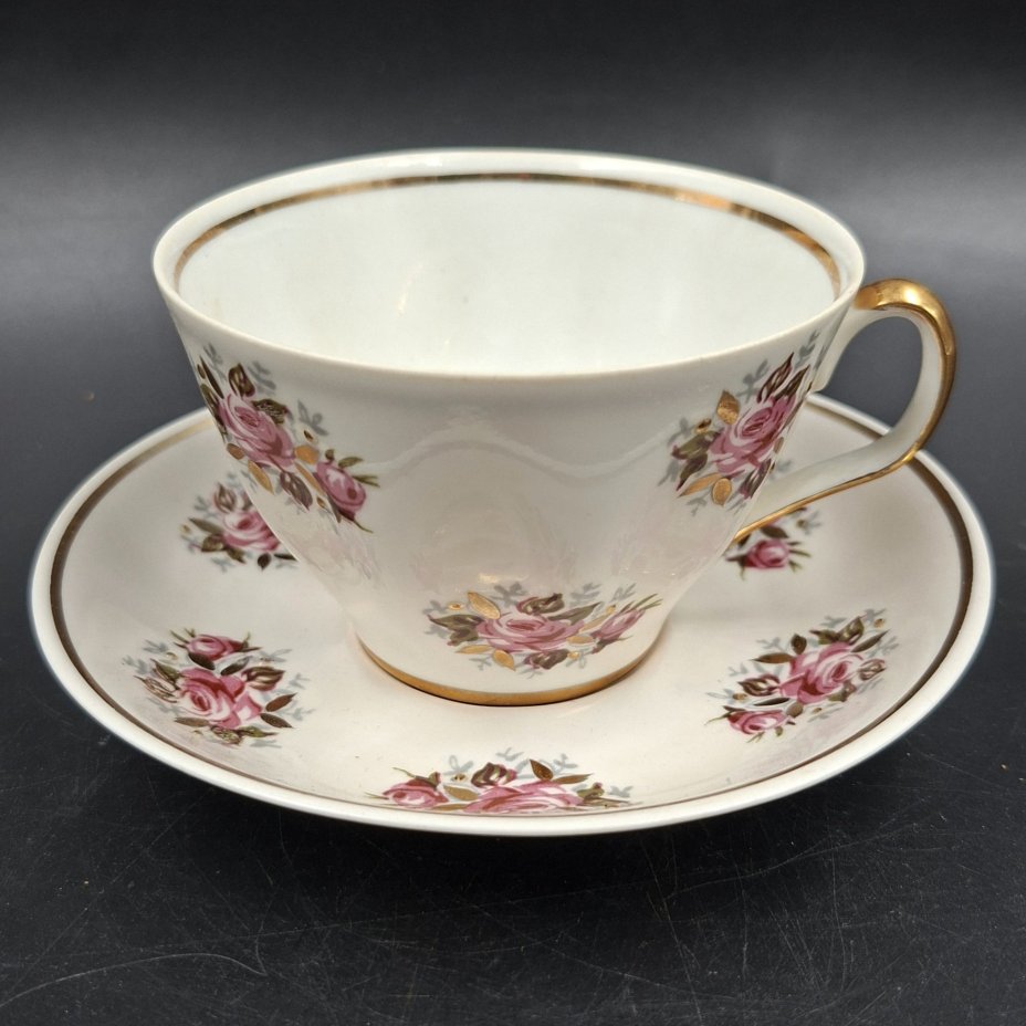 Пара чайная с декором в виде роз, фарфор, деколь, золочение, Рижский фарфорово-фаянсовый завод, СССР, 1960-1980 гг.