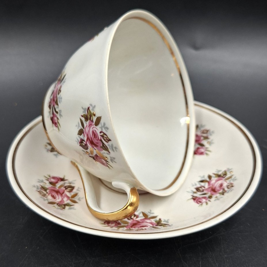 Пара чайная с декором в виде роз, фарфор, деколь, золочение, Рижский фарфорово-фаянсовый завод, СССР, 1960-1980 гг.