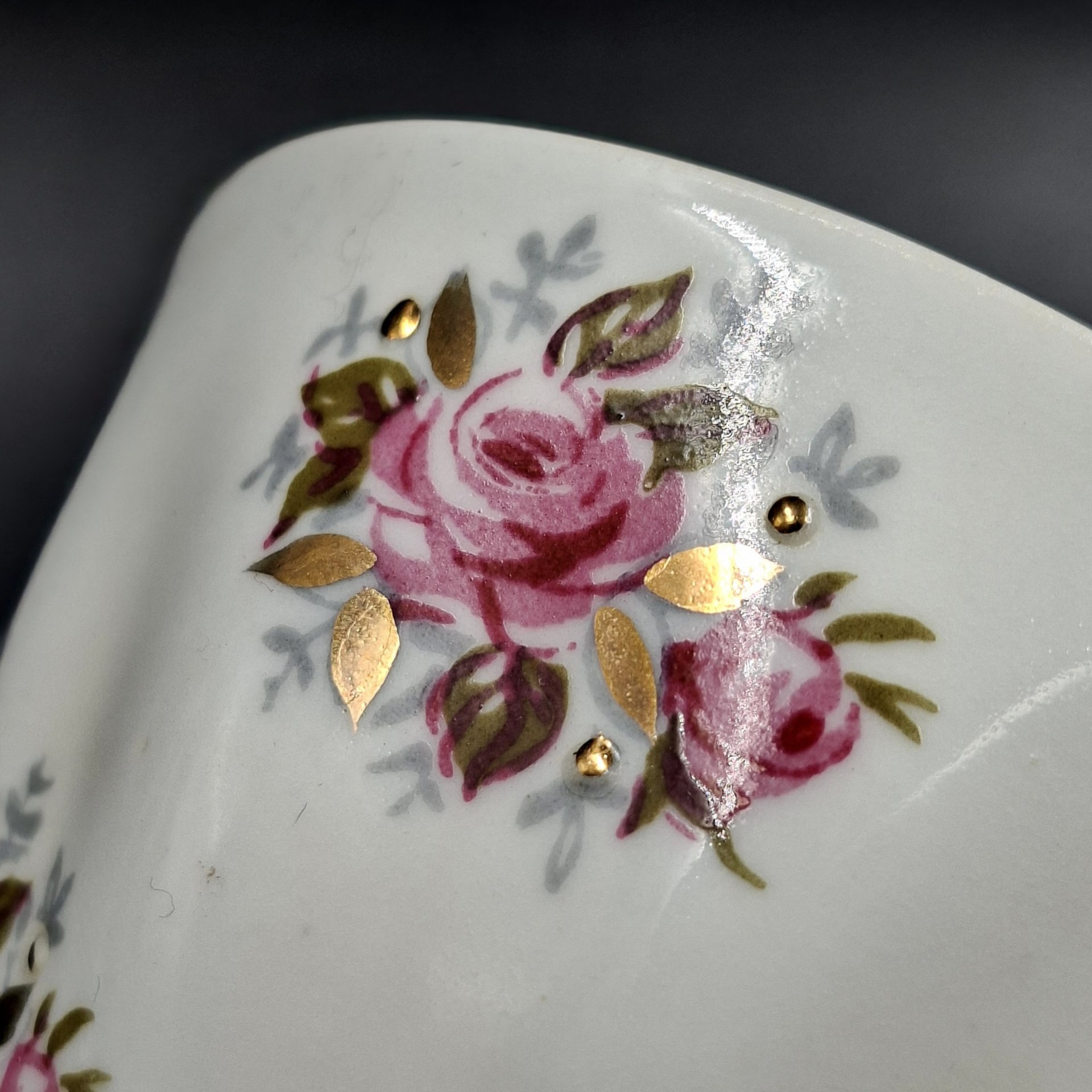 Пара чайная с декором в виде роз, фарфор, деколь, золочение, Рижский фарфорово-фаянсовый завод, СССР, 1960-1980 гг.