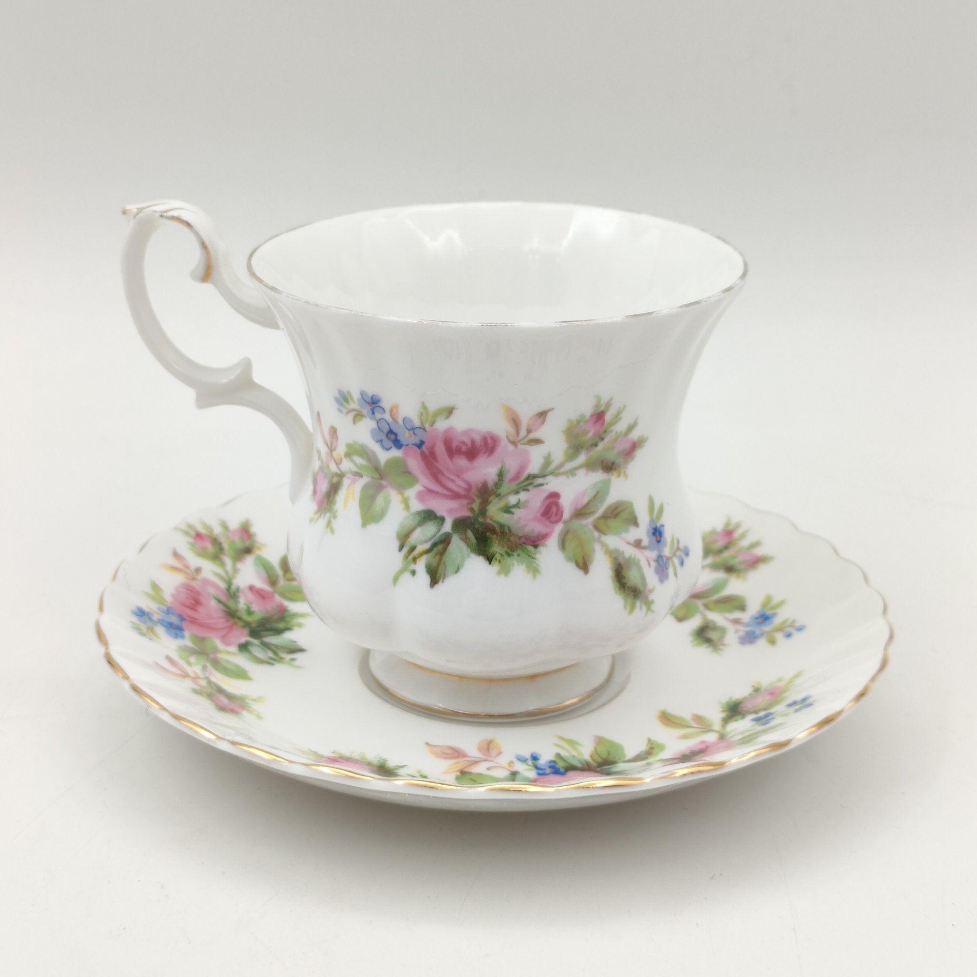 Кофейная пара с нежным цветочным декором  "Moss Rose", фарфор, деколь, золочение, Royal Albert, Великобритания, 2000-2010 гг.