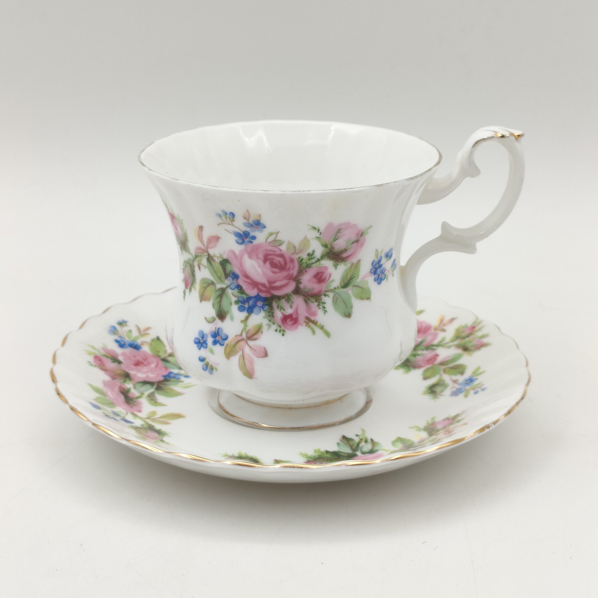 Кофейная пара с нежным цветочным декором  "Moss Rose", фарфор, деколь, золочение, Royal Albert, Великобритания, 2000-2010 гг., Royal Albert