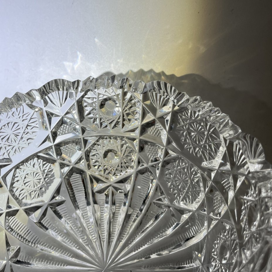 Салатник круглой формы с резным геометрическим декором