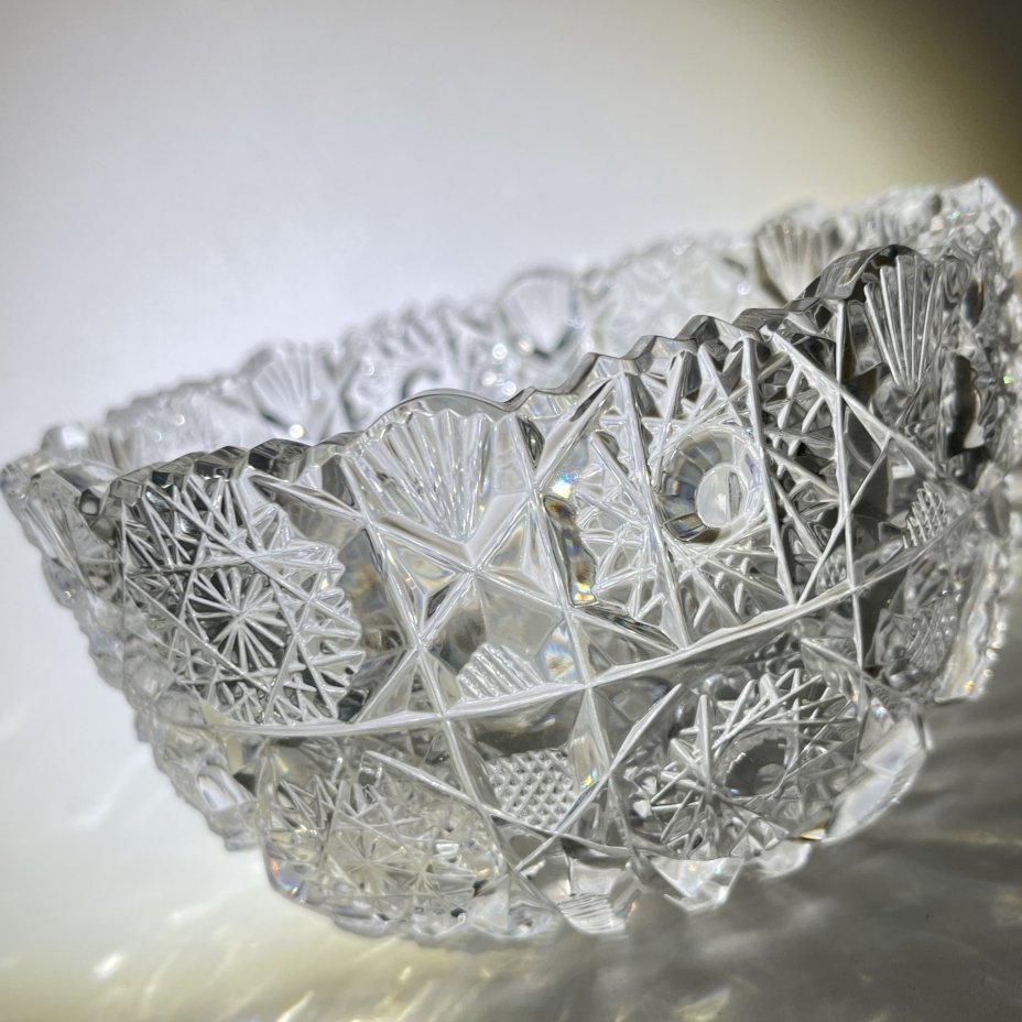 Салатник круглой формы с резным геометрическим декором