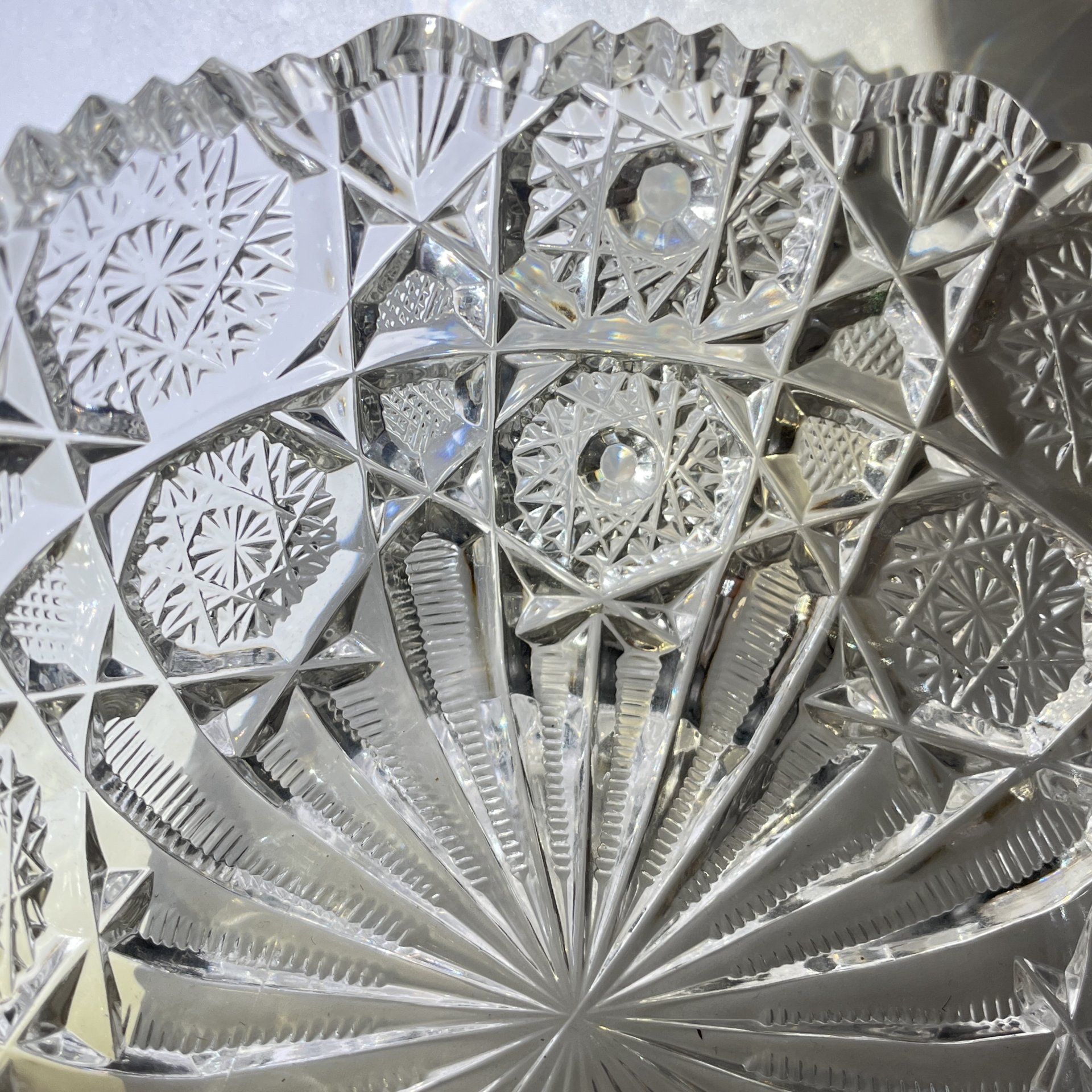 Салатник круглой формы с резным геометрическим декором, хрусталь, пресс, СССР, 1970-1990 гг.