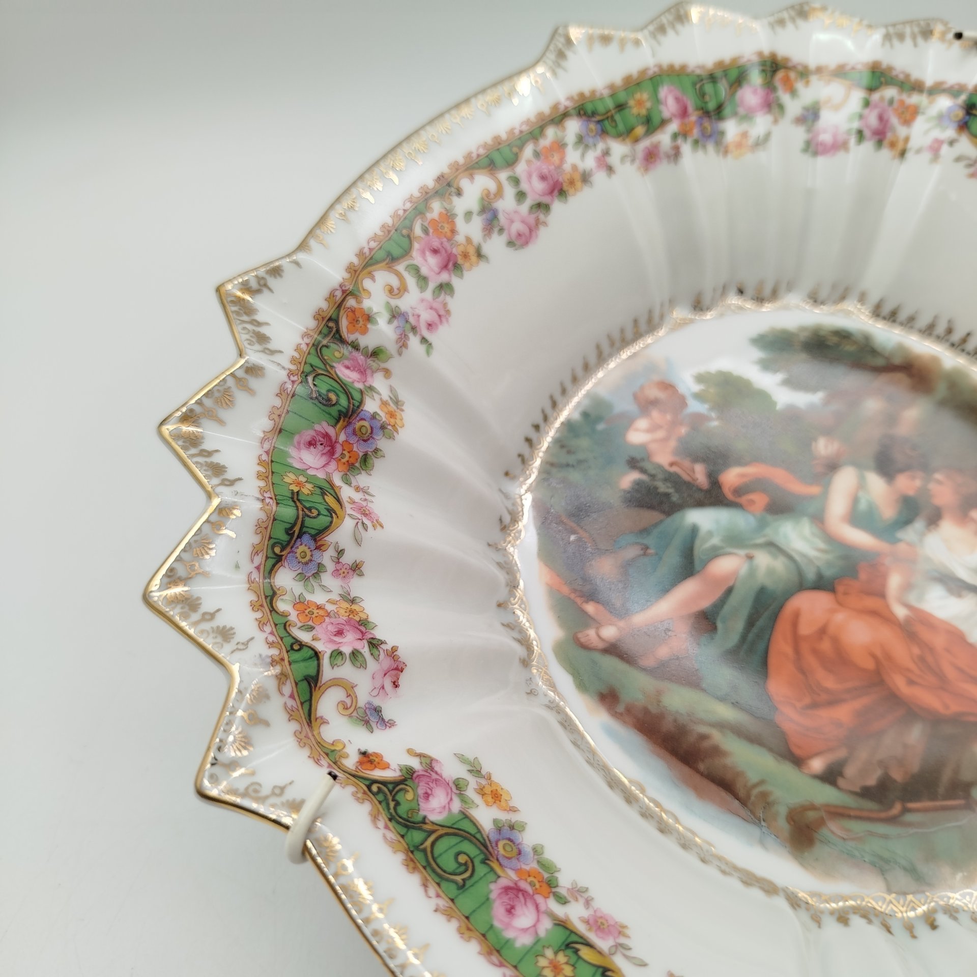 Блюдо декоративное с изображением двух девушек и амура в стиле Royal Vienna, фарфор, деколь, золочение, Германия, 1920-1950 гг.