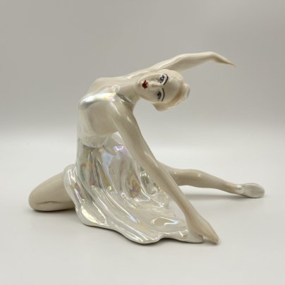Статуэтка «Балерина Н.М. Дудинская в роли Сюимбике в балете «Шурале», скульптор В.И. Сычёв, фарфор, роспись, люстр, Ленинградский завод фарфоровых изделий (ЛЗФИ), СССР, 1967-1973 гг., Ленинградский завод фарфоровых изделий (ЛЗФИ)