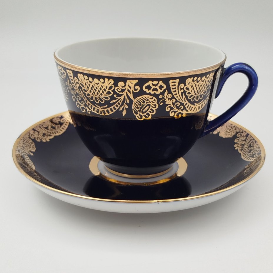Чайная пара кобальтого оттенка, украшенная растительным декором, фарфор, крытье кобальтом, золочение, Ленинградский фарфоровый завод (ЛФЗ), СССР, 1970-1986 гг.