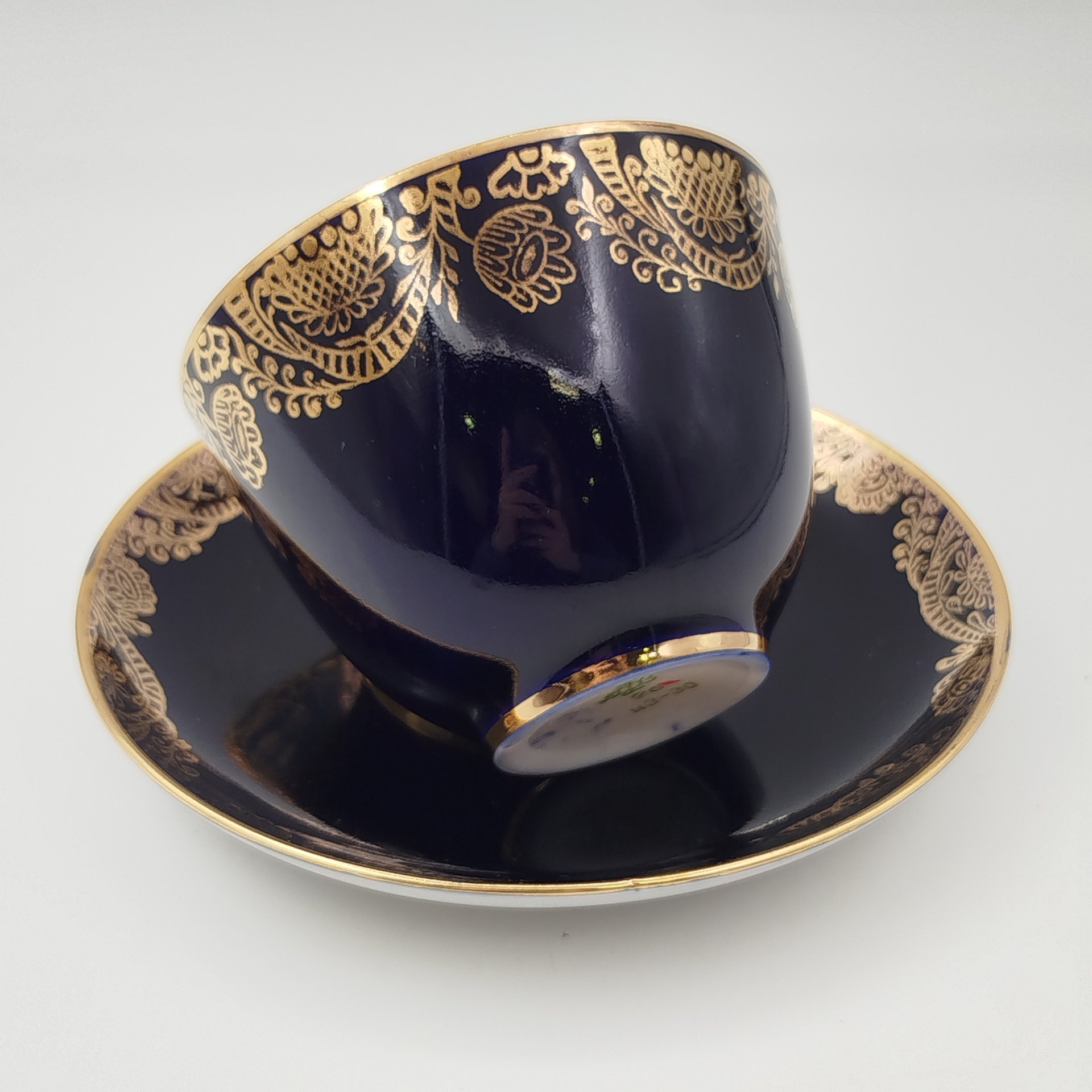 Чайная пара кобальтого оттенка, украшенная растительным декором, фарфор, крытье кобальтом, золочение, Ленинградский фарфоровый завод (ЛФЗ), СССР, 1970-1986 гг.