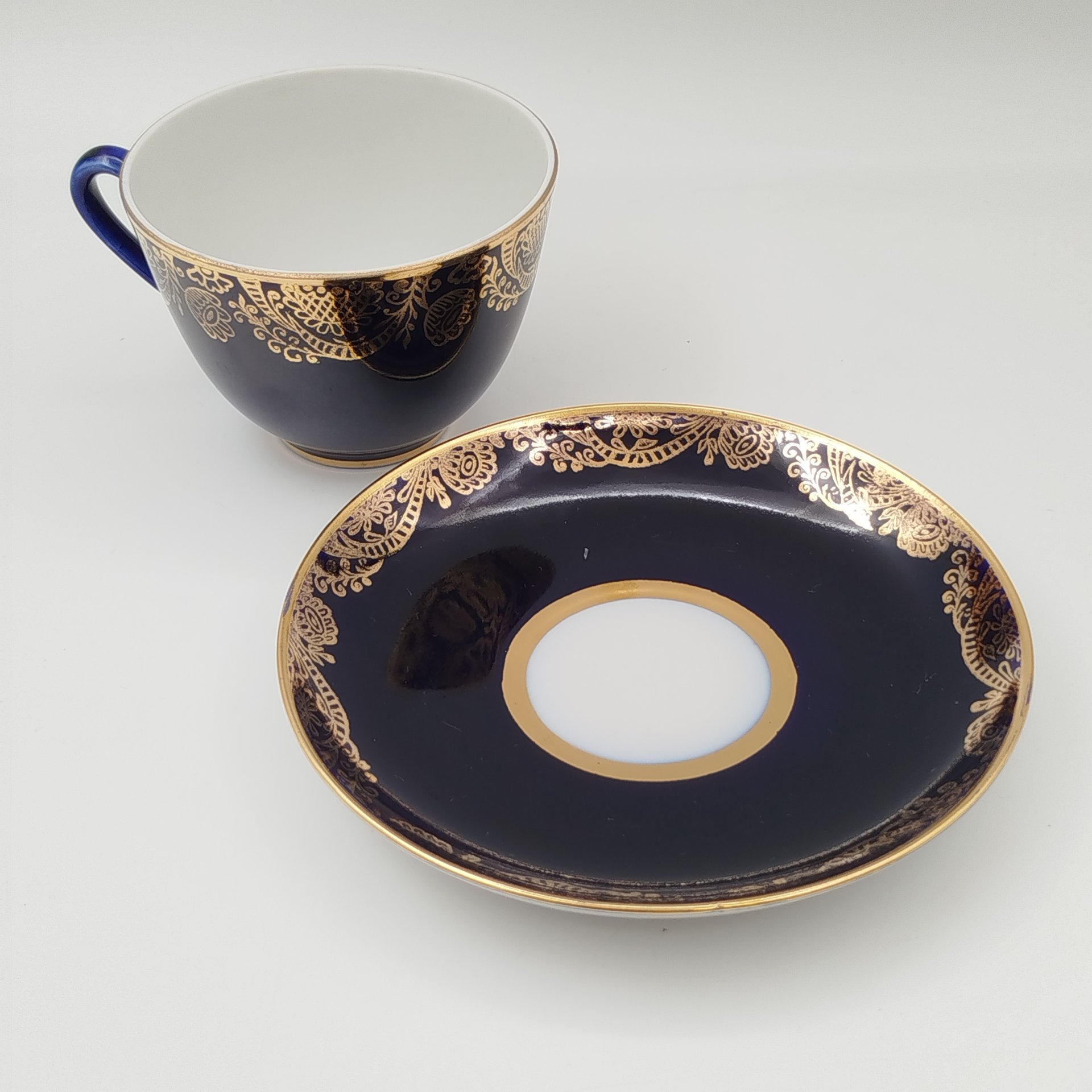 Чайная пара кобальтого оттенка, украшенная растительным декором, фарфор, крытье кобальтом, золочение, Ленинградский фарфоровый завод (ЛФЗ), СССР, 1970-1986 гг.