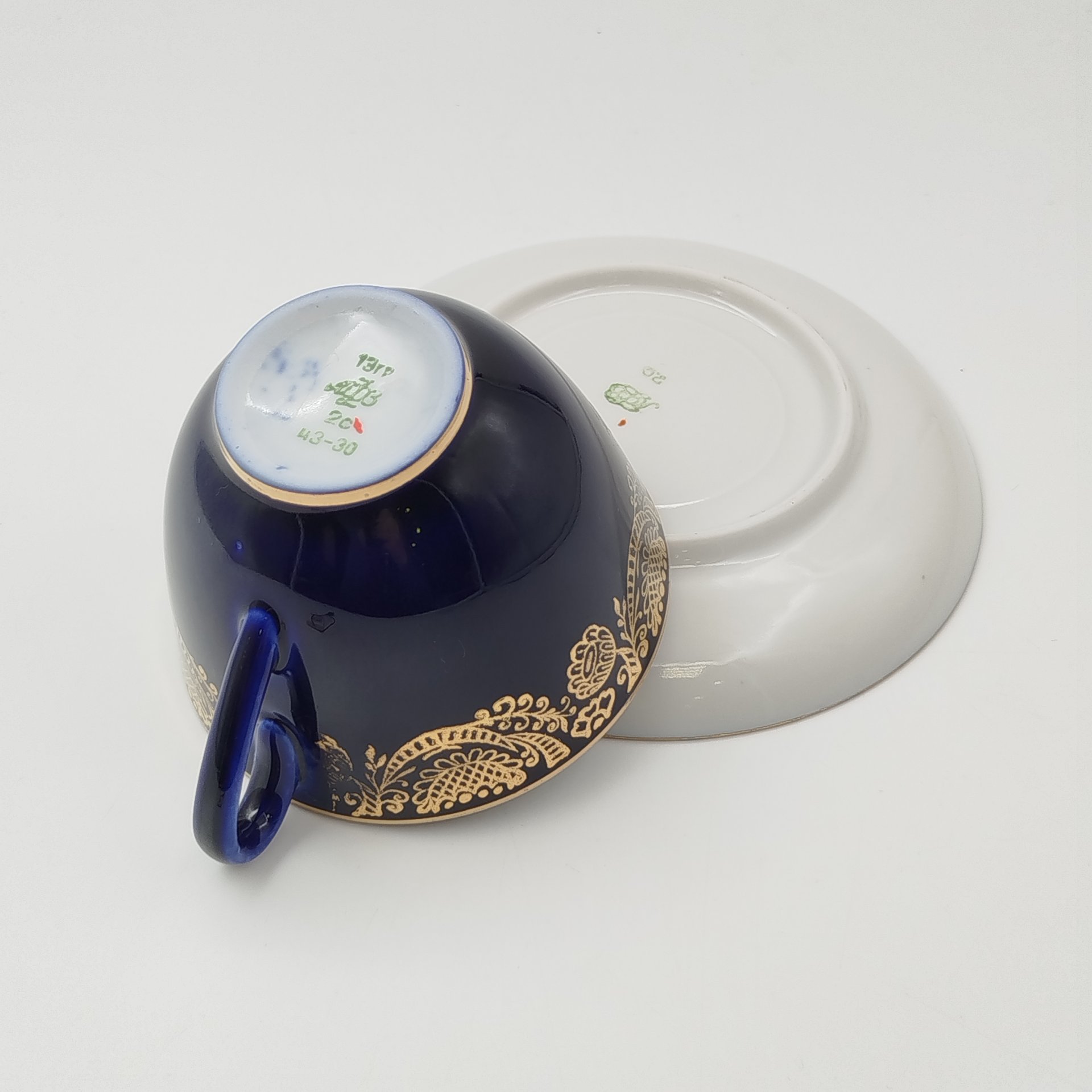 Чайная пара кобальтого оттенка, украшенная растительным декором, фарфор, крытье кобальтом, золочение, Ленинградский фарфоровый завод (ЛФЗ), СССР, 1970-1986 гг.