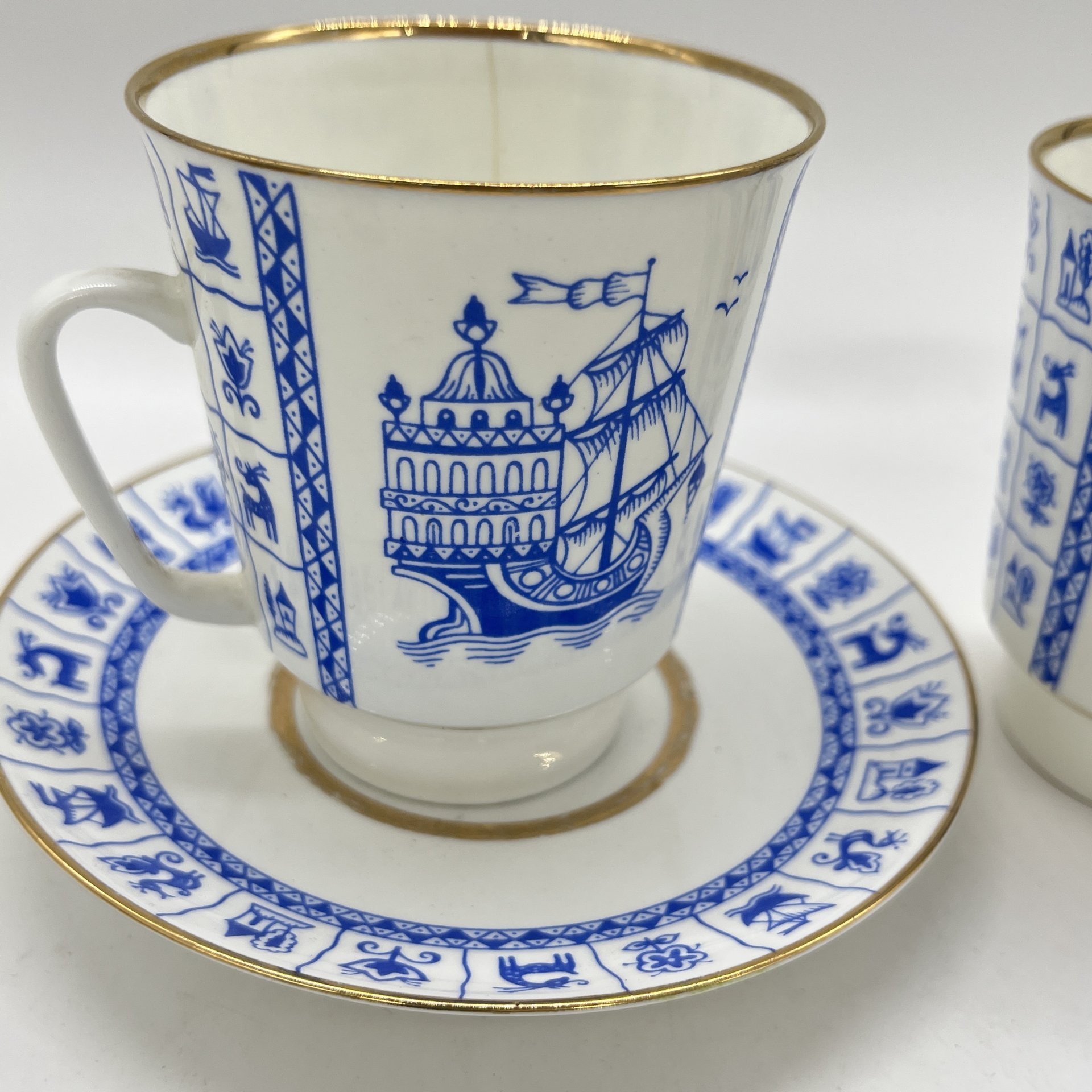 Две чашки и блюдце "Кораблик", фарфор, деколь, золочение, Ленинградский фарфоровый завод (ЛФЗ), СССР, 1950-1980 гг.