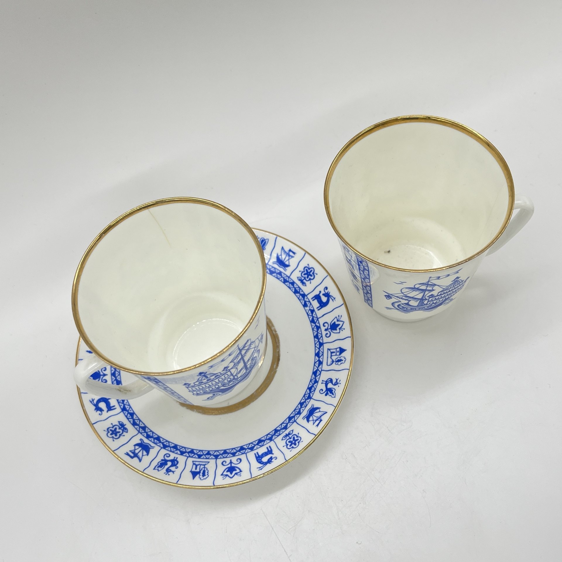 Две чашки и блюдце "Кораблик", фарфор, деколь, золочение, Ленинградский фарфоровый завод (ЛФЗ), СССР, 1950-1980 гг.