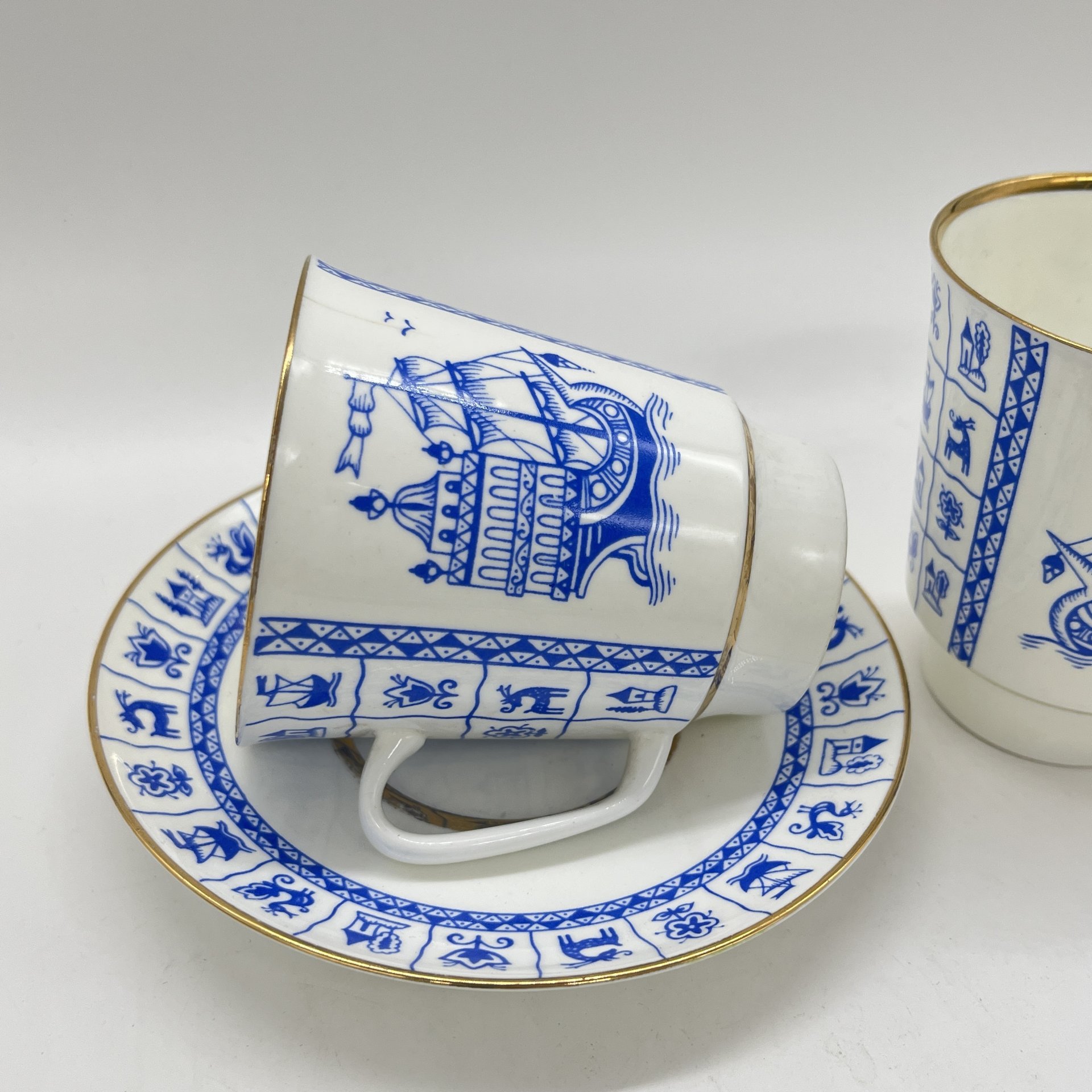 Две чашки и блюдце "Кораблик", фарфор, деколь, золочение, Ленинградский фарфоровый завод (ЛФЗ), СССР, 1950-1980 гг.