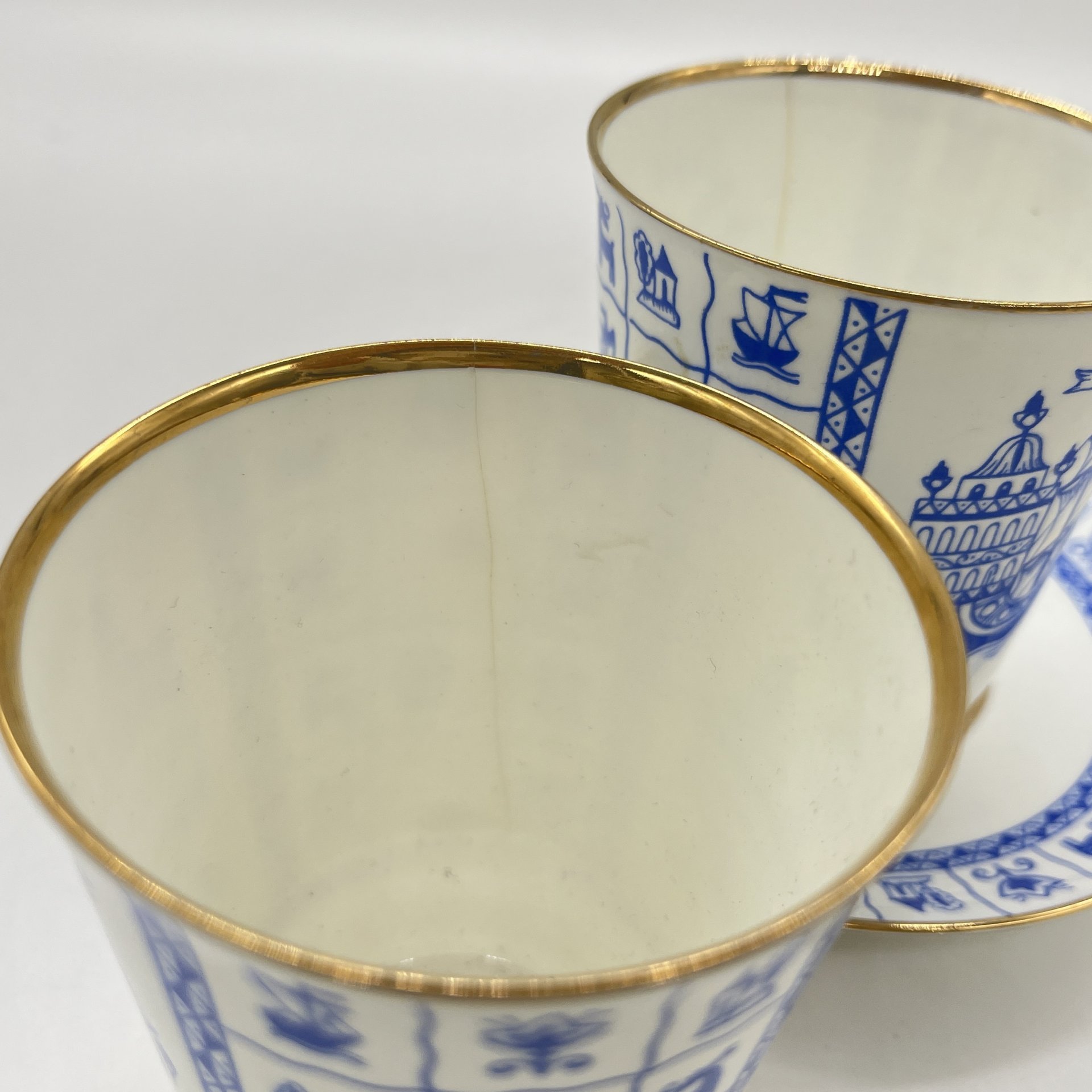 Две чашки и блюдце "Кораблик", фарфор, деколь, золочение, Ленинградский фарфоровый завод (ЛФЗ), СССР, 1950-1980 гг.