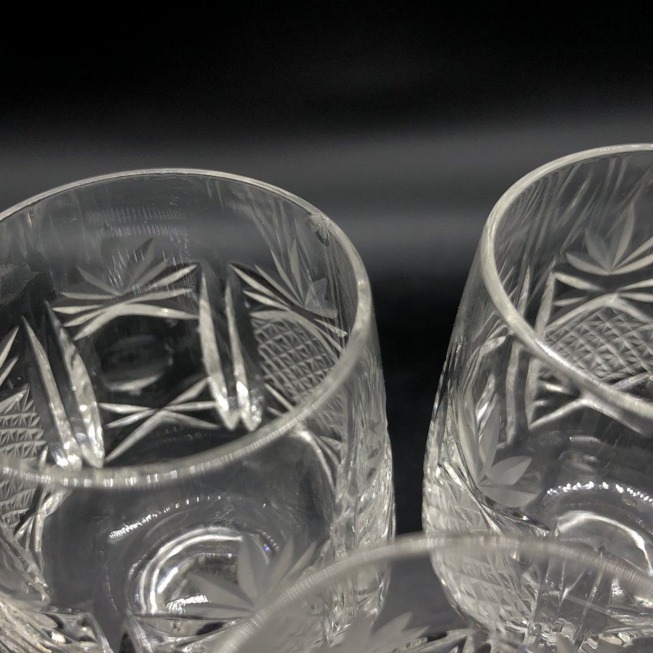 Набор из четырех рюмок на ножке с геометрическим декором