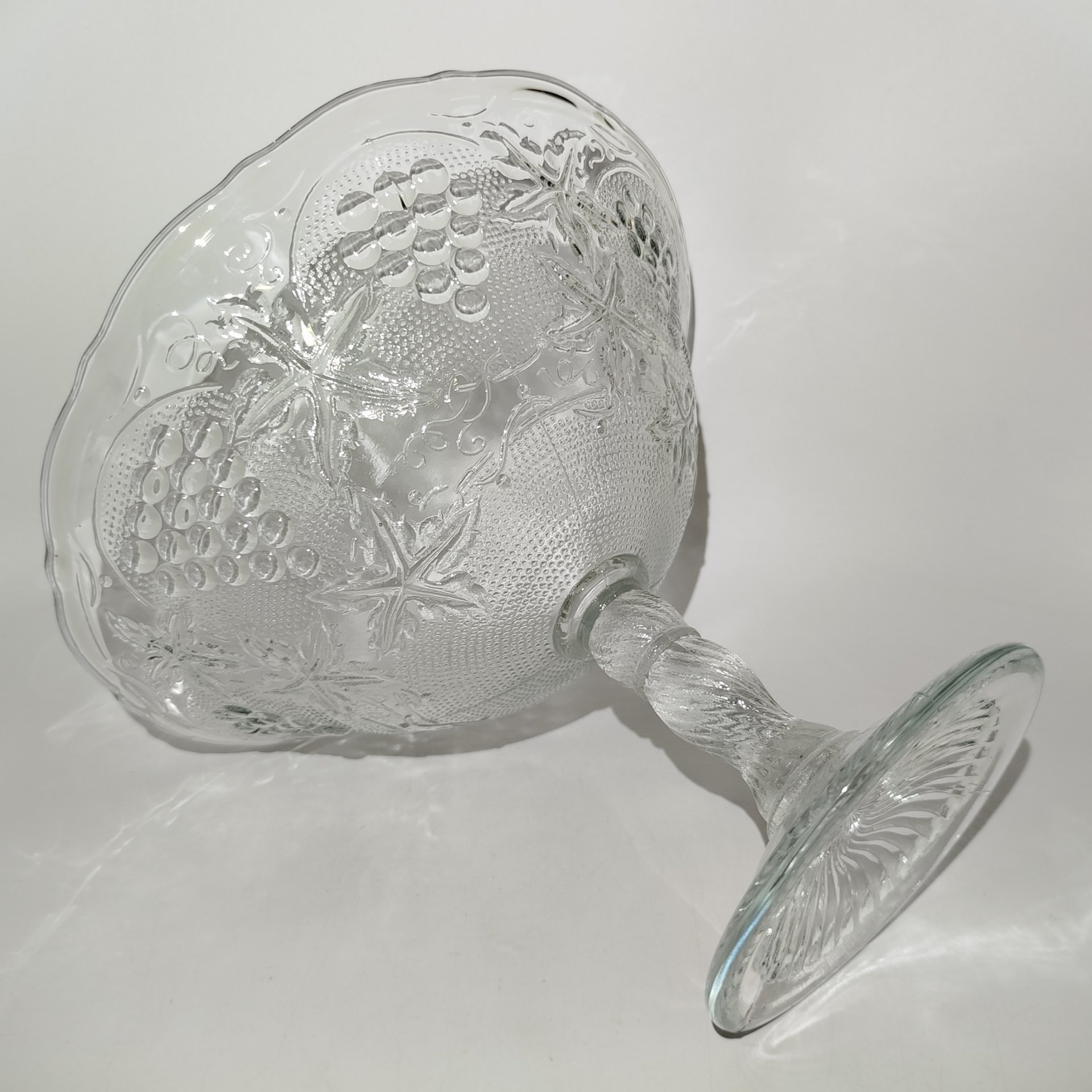 Ваза на ножке, украшенная декором в виде винограда, стекло, пресс, СССР, 1960-1980 гг.