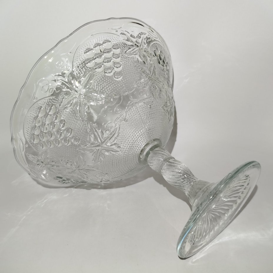 Ваза на ножке, украшенная декором в виде винограда, стекло, пресс, СССР, 1960-1980 гг.