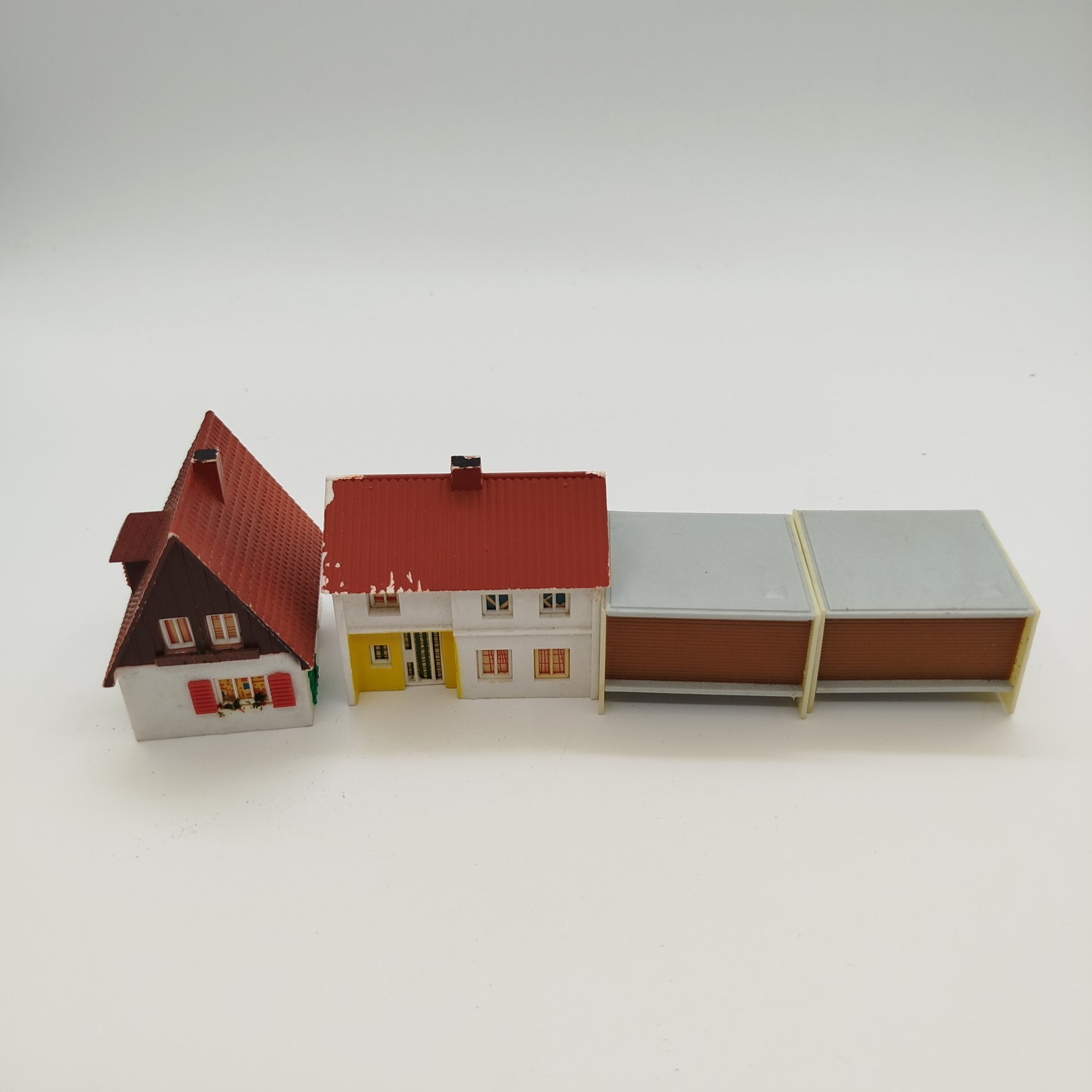 Набор из четырех моделей домов для железной дороги, пластик, Piko, ГДР, 1970-1990 гг.