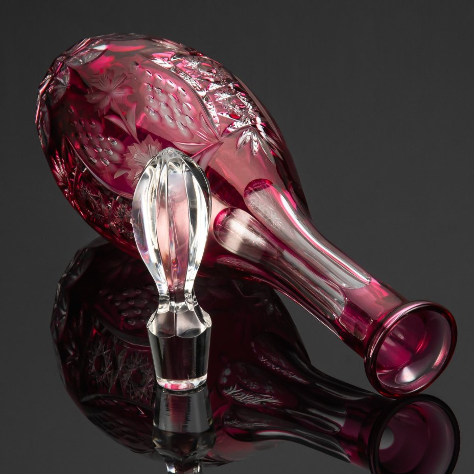 Штоф рубинового оттенка, декорированный гроздьями винограда