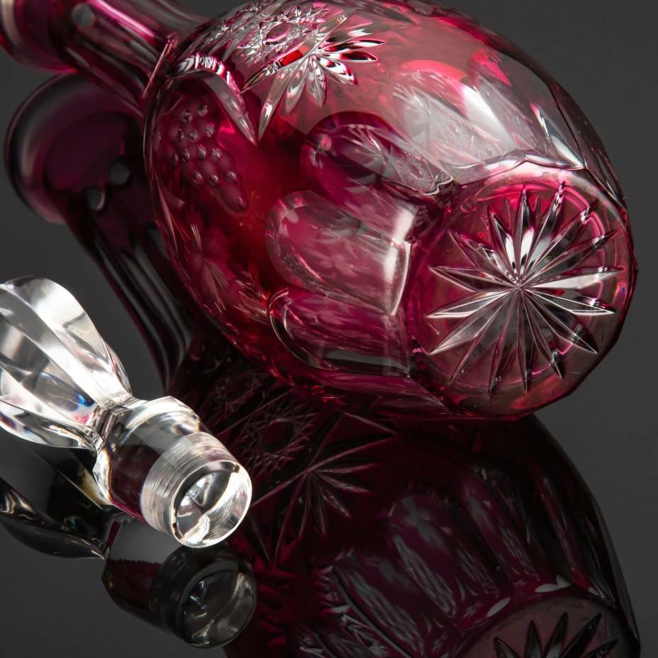 Штоф рубинового оттенка, декорированный гроздьями винограда