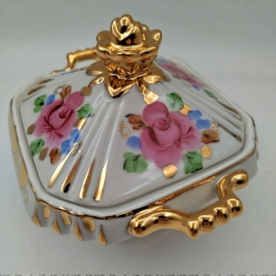 Сахарница с цветочным декором, фарфор, роспись, золочение, Объединение «Гжель», СССР, 1986-1991 гг.