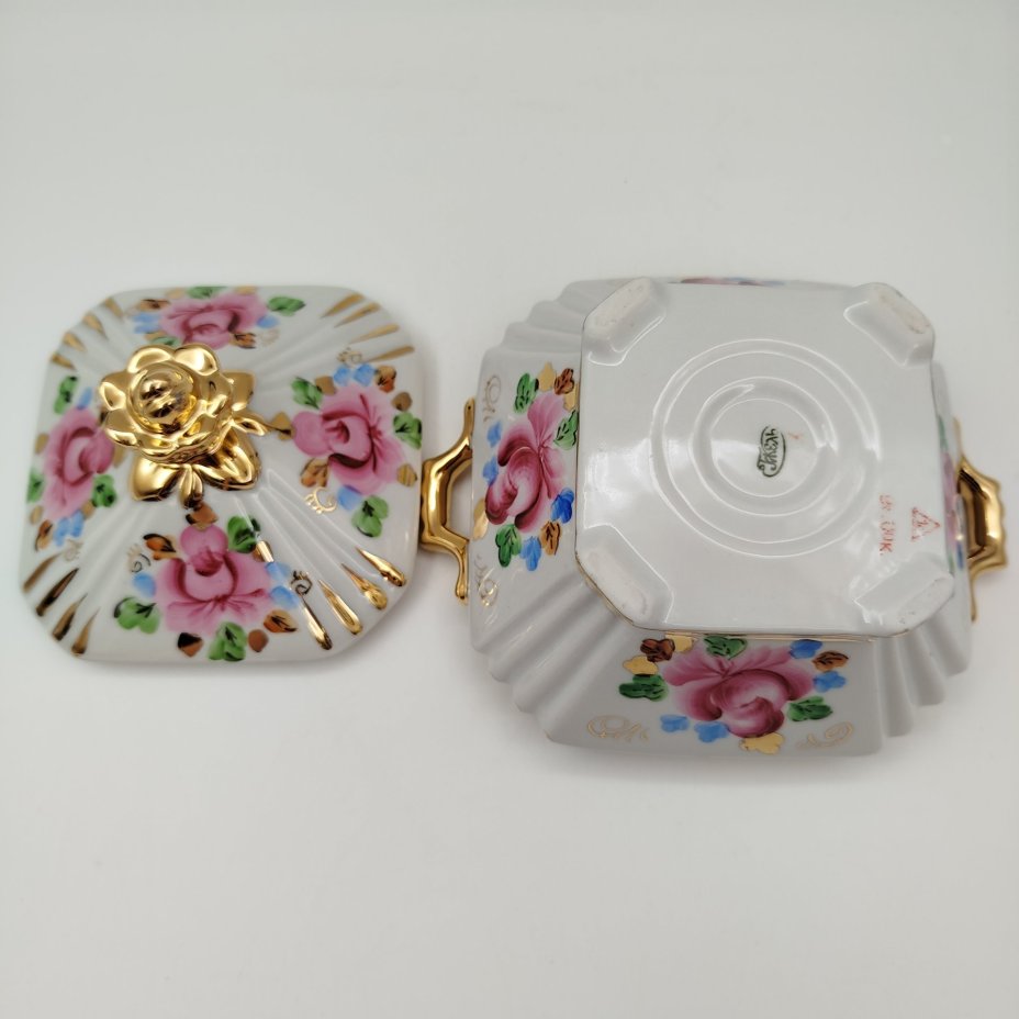 Сахарница с цветочным декором, фарфор, роспись, золочение, Объединение «Гжель», СССР, 1986-1991 гг.