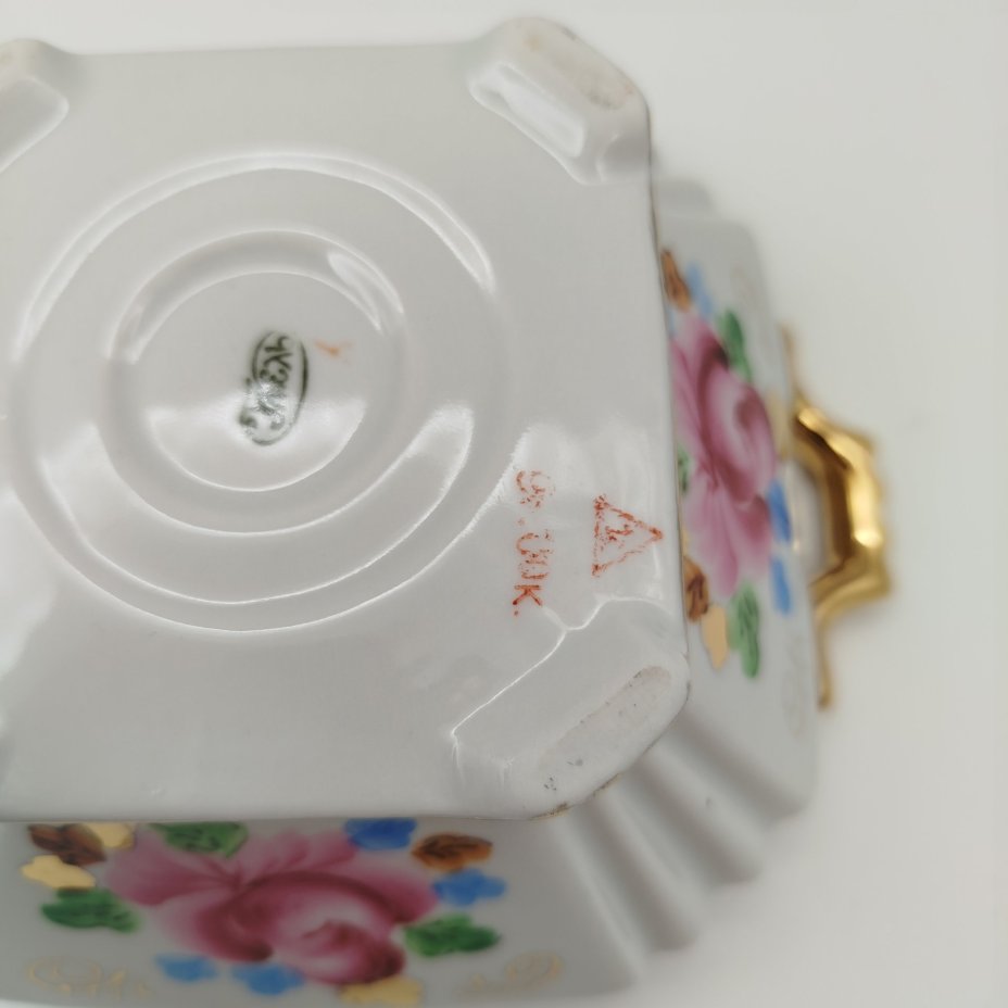 Сахарница с цветочным декором, фарфор, роспись, золочение, Объединение «Гжель», СССР, 1986-1991 гг.