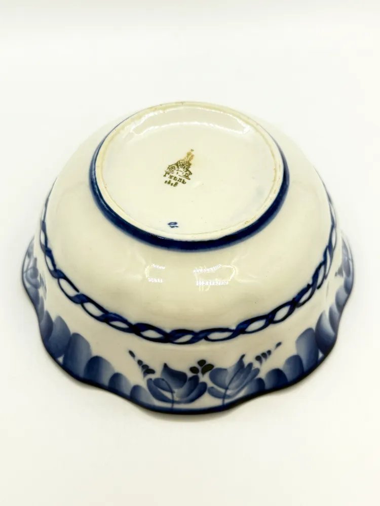 Пиала с флоральным декором, Гжель, фарфор, роспись, Россия, 2000 г.