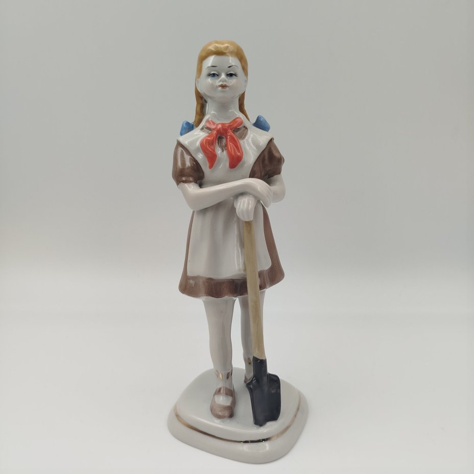 Статуэтка "Пионерка с лопатой", фарфор, роспись, золочение, Полонский завод художественной керамики (Полонное ЗХК), Украина, 1980-2000 гг.