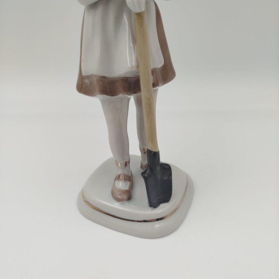 Статуэтка "Пионерка с лопатой", фарфор, роспись, золочение, Полонский завод художественной керамики (Полонное ЗХК), Украина, 1980-2000 гг.