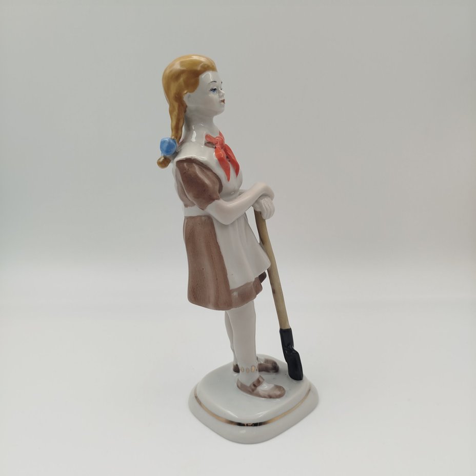 Статуэтка "Пионерка с лопатой", фарфор, роспись, золочение, Полонский завод художественной керамики (Полонное ЗХК), Украина, 1980-2000 гг.
