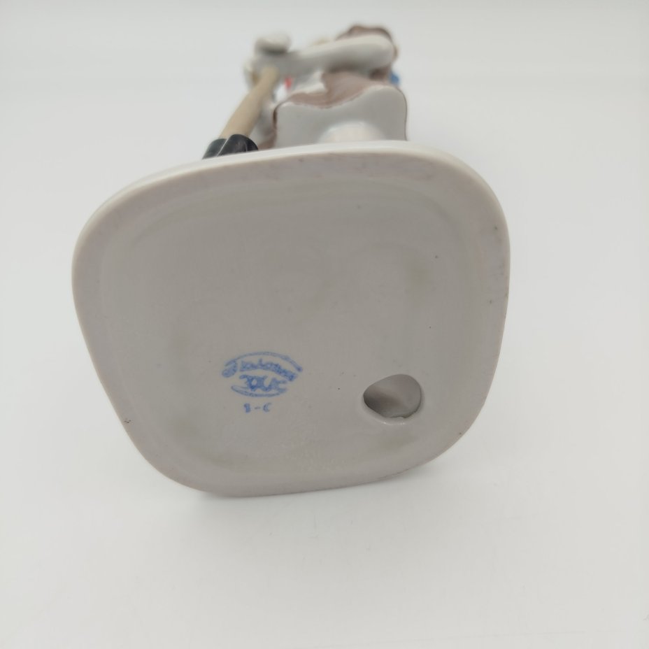 Статуэтка "Пионерка с лопатой", фарфор, роспись, золочение, Полонский завод художественной керамики (Полонное ЗХК), Украина, 1980-2000 гг.