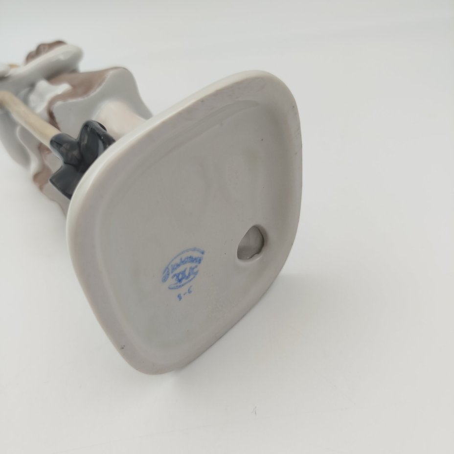 Статуэтка "Пионерка с лопатой", фарфор, роспись, золочение, Полонский завод художественной керамики (Полонное ЗХК), Украина, 1980-2000 гг.