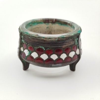 Солонка, украшенная чешуйчатым декором бело-красного цвета