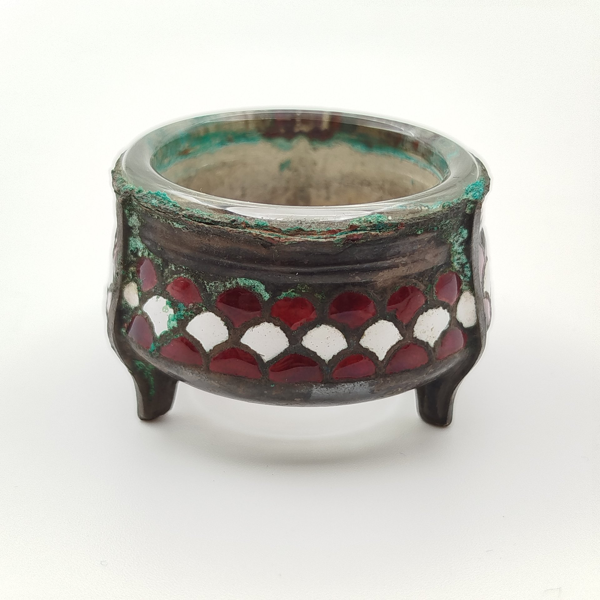 Солонка, украшенная чешуйчатым декором бело-красного цвета