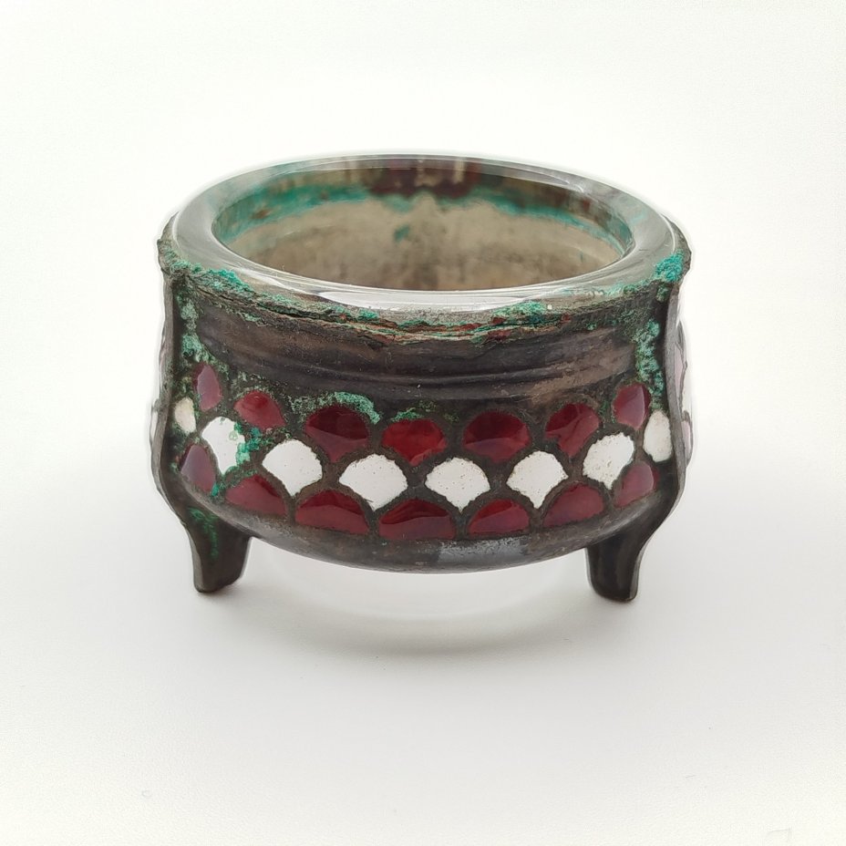 Солонка, украшенная чешуйчатым декором бело-красного цвета