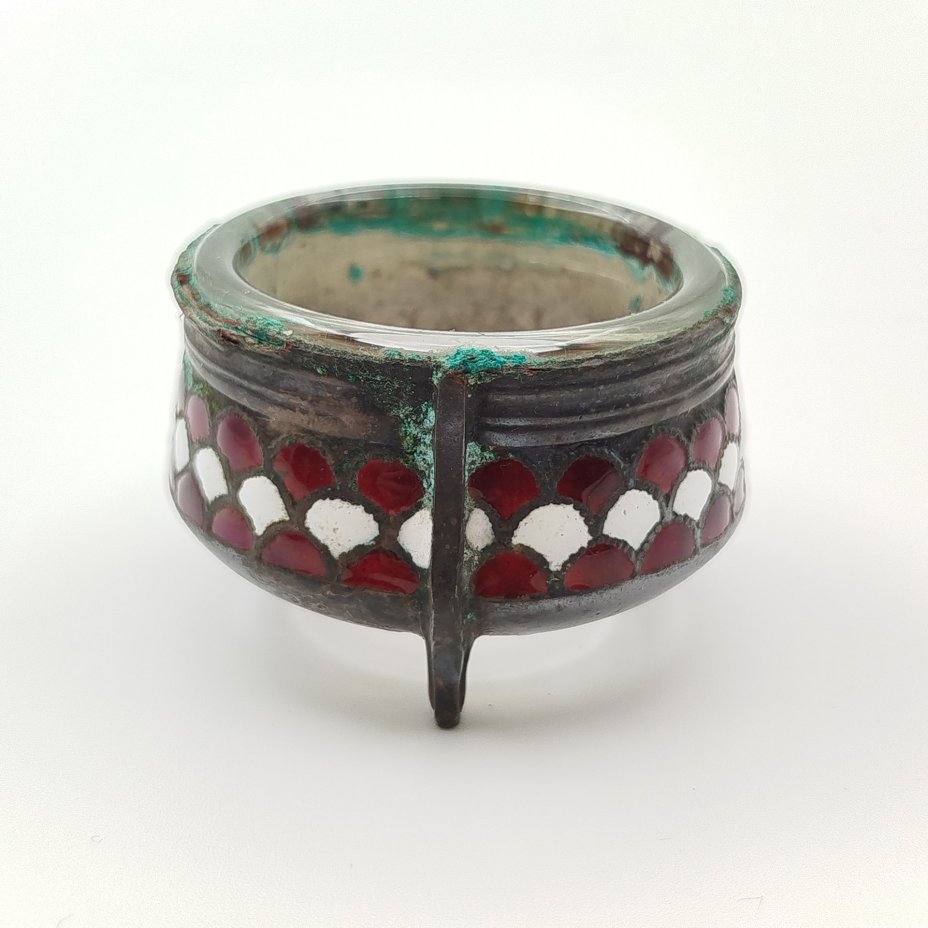 Солонка, украшенная чешуйчатым декором бело-красного цвета