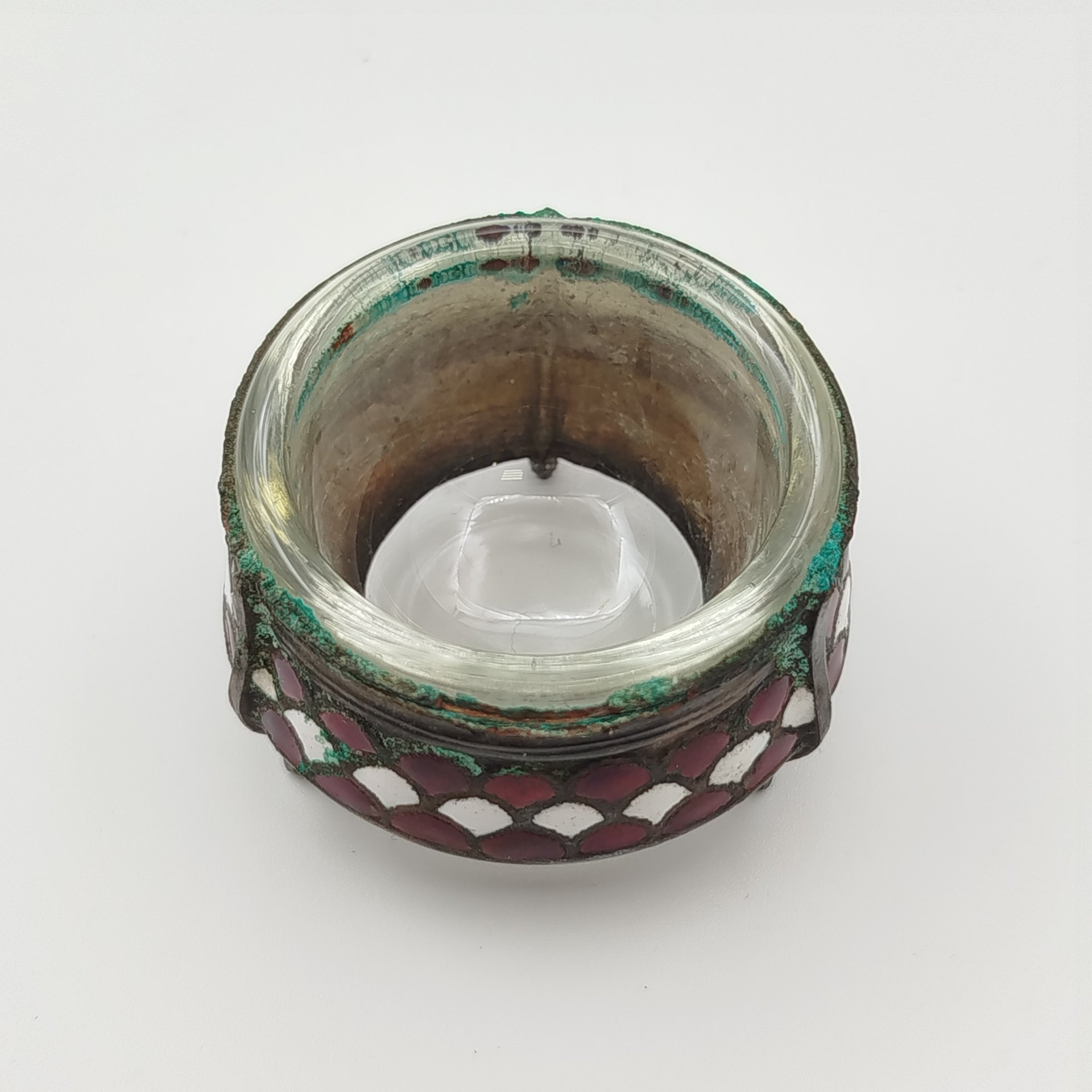 Солонка, украшенная чешуйчатым декором бело-красного цвета