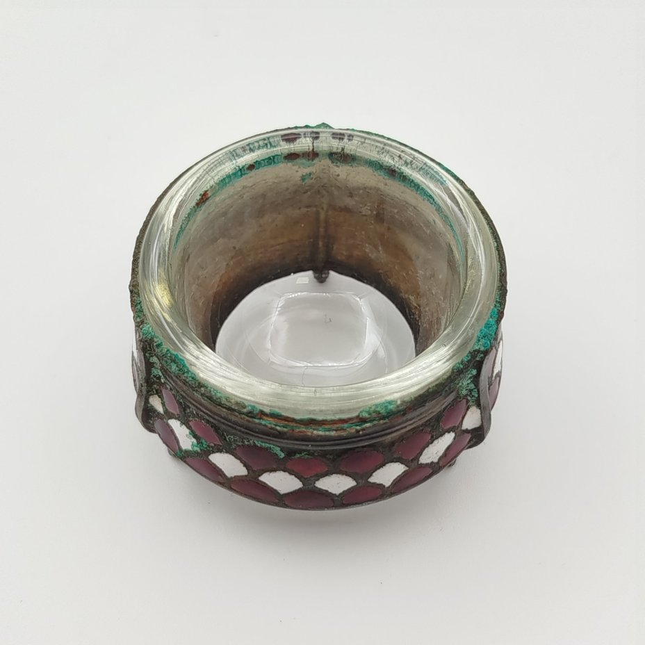 Солонка, украшенная чешуйчатым декором бело-красного цвета