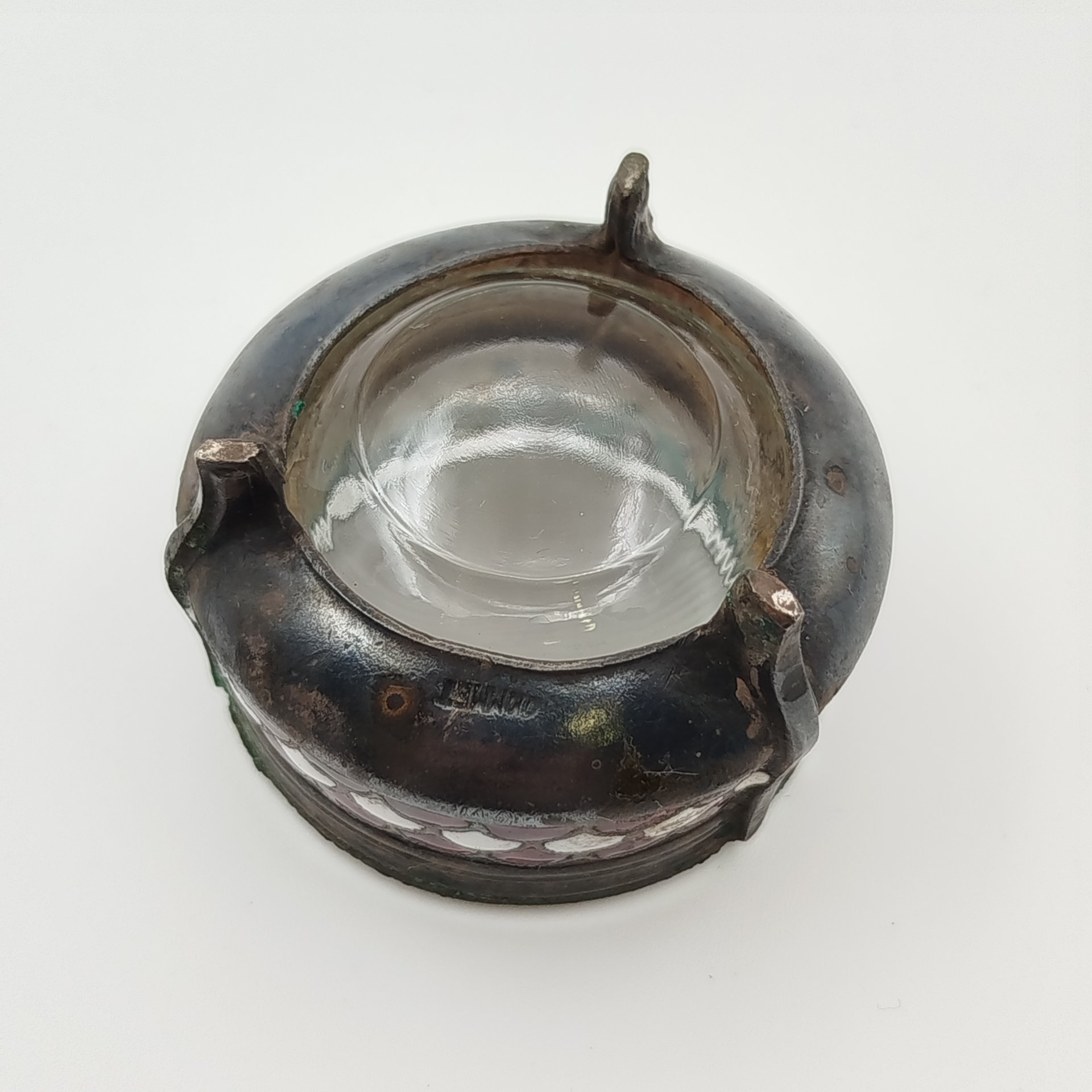 Солонка, украшенная чешуйчатым декором бело-красного цвета