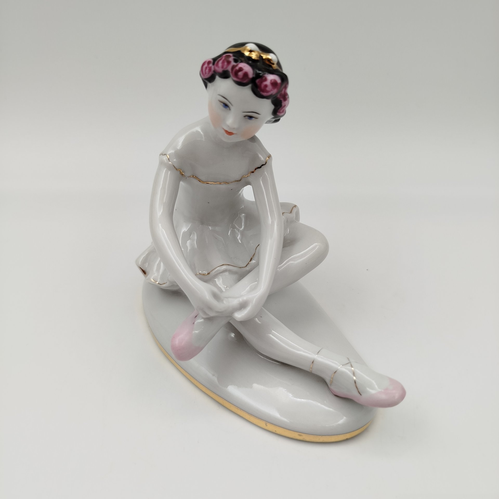 Статуэтка "Маленькая балерина", автор С.Б. Велихова, фарфор, роспись, золочение, Ленинградский фарфоровый завод (ЛФЗ), СССР, 1960-1970 гг.