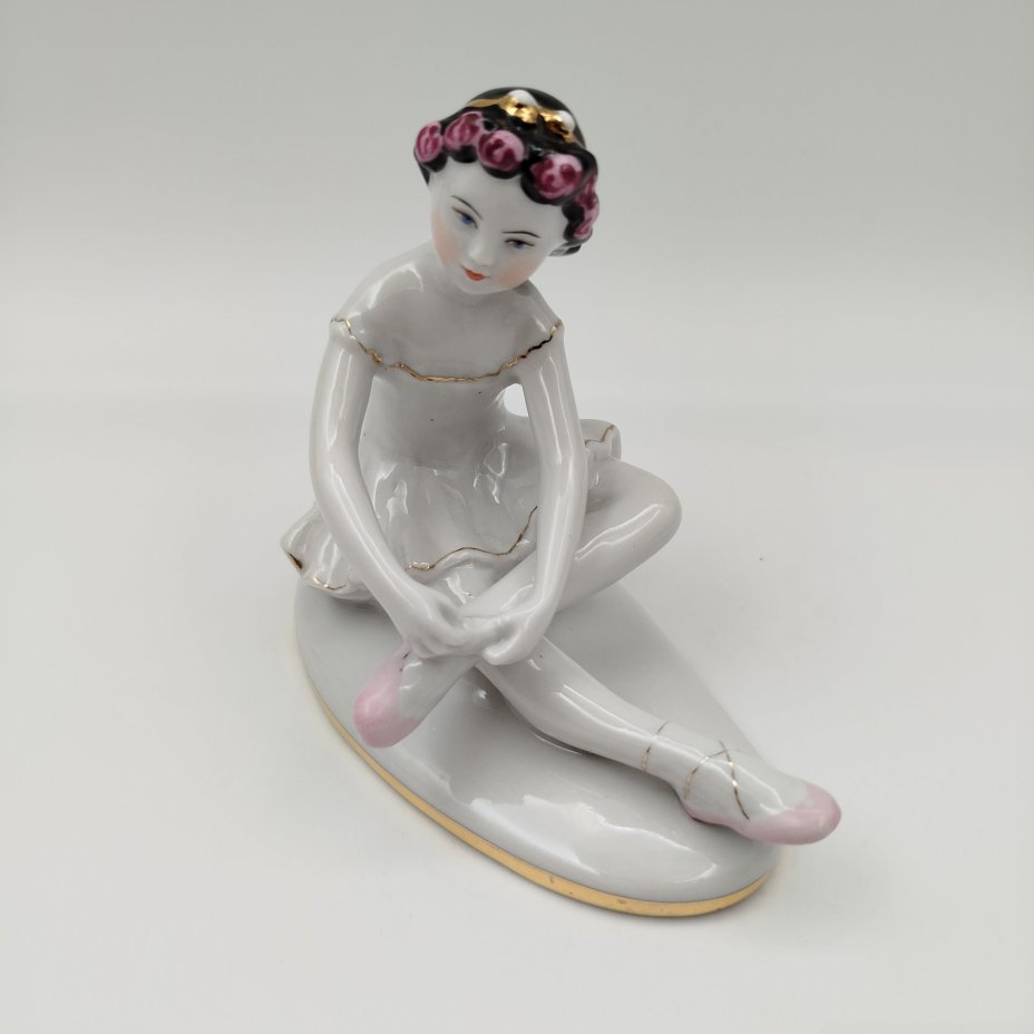 Статуэтка "Маленькая балерина", автор С.Б. Велихова, фарфор, роспись, золочение, Ленинградский фарфоровый завод (ЛФЗ), СССР, 1960-1970 гг.