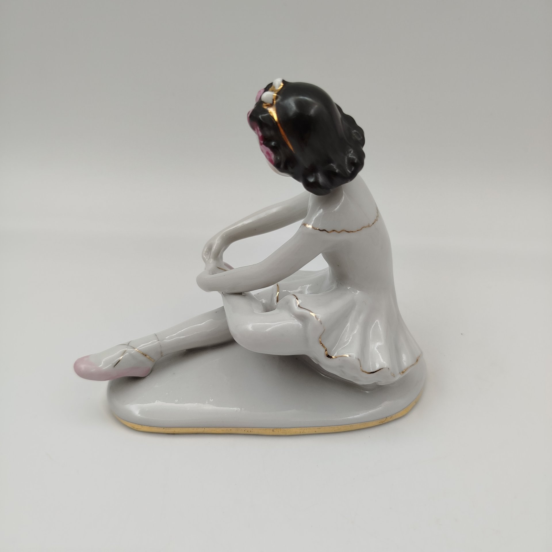 Статуэтка "Маленькая балерина", автор С.Б. Велихова, фарфор, роспись, золочение, Ленинградский фарфоровый завод (ЛФЗ), СССР, 1960-1970 гг.