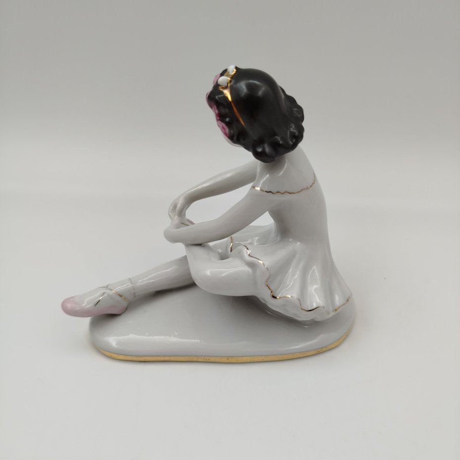 Статуэтка "Маленькая балерина", автор С.Б. Велихова, фарфор, роспись, золочение, Ленинградский фарфоровый завод (ЛФЗ), СССР, 1960-1970 гг.