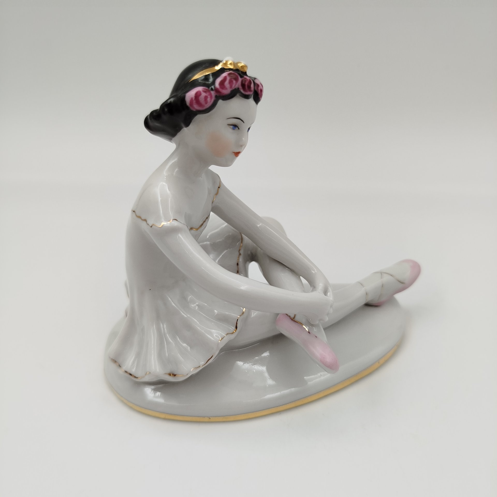 Статуэтка "Маленькая балерина", автор С.Б. Велихова, фарфор, роспись, золочение, Ленинградский фарфоровый завод (ЛФЗ), СССР, 1960-1970 гг.