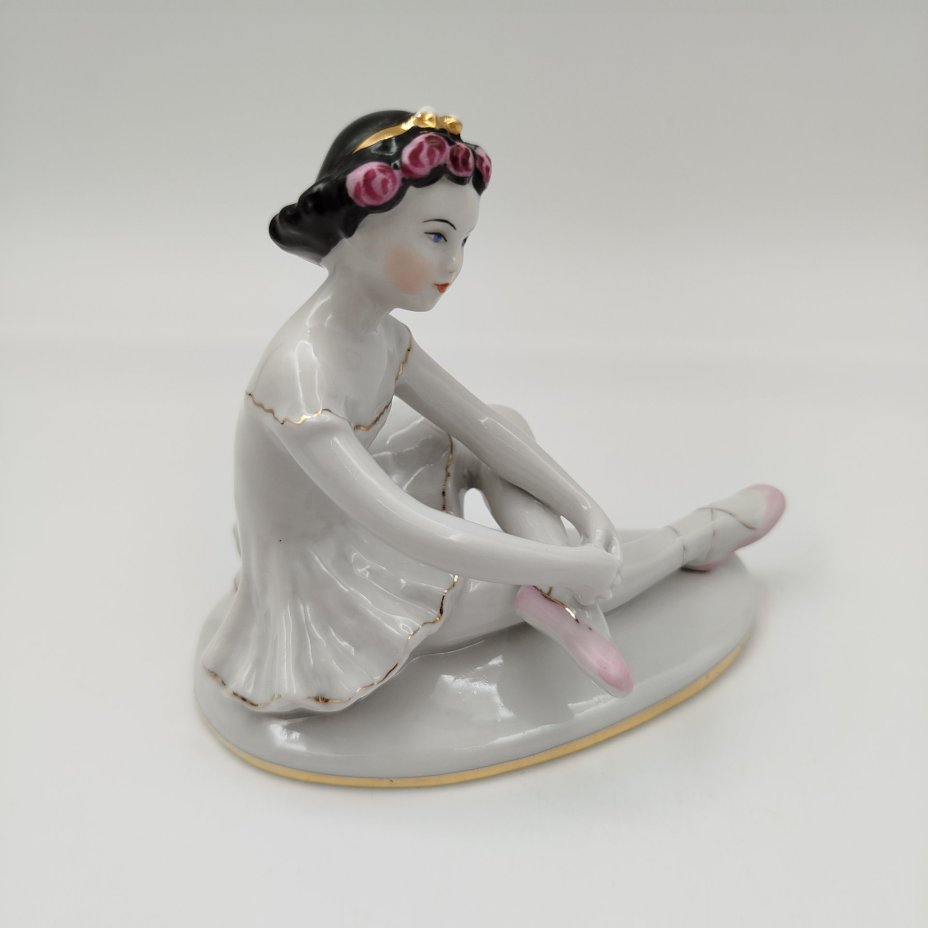 Статуэтка "Маленькая балерина", автор С.Б. Велихова, фарфор, роспись, золочение, Ленинградский фарфоровый завод (ЛФЗ), СССР, 1960-1970 гг.