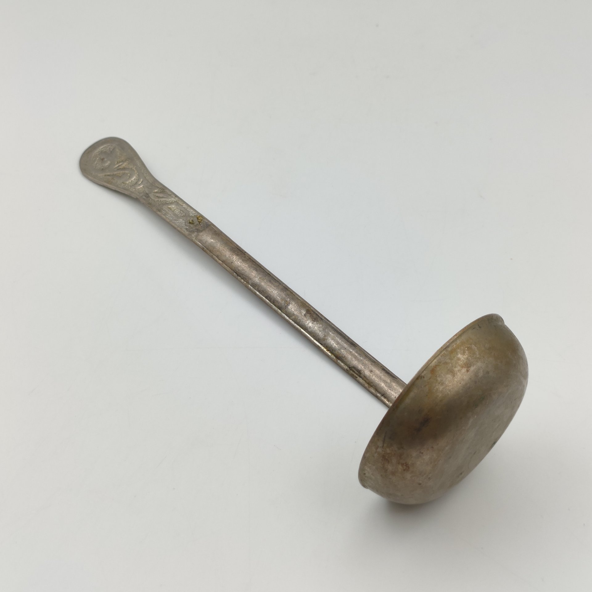 Половник, украшенный растительным декором на черенке, Производственное объединение «Урарту», Комбинат Нархудпромыслов, мельхиор (медь-никель), СССР, 1970-1980 гг.