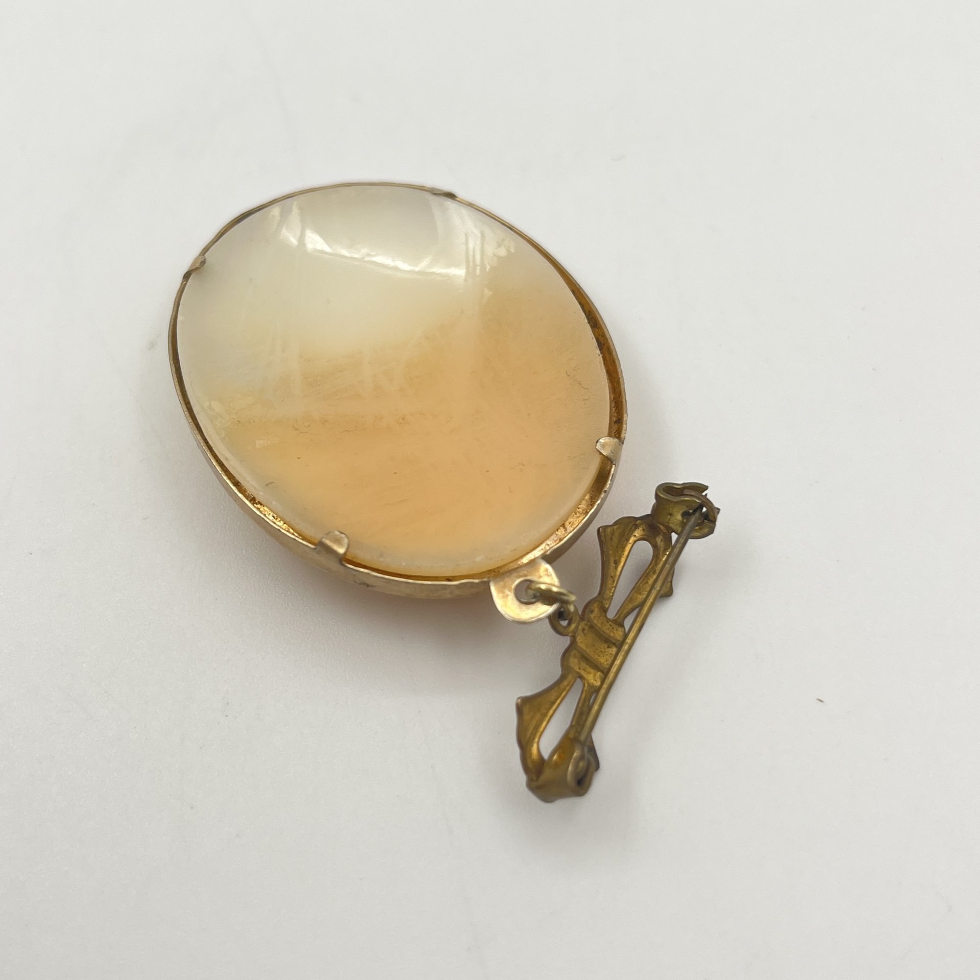 Брошь (камея) с профилем Минервы, металл, раковина, Западная Европа, 1960-1990 гг.